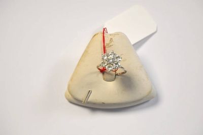un anneau posé sur une feuille de papier