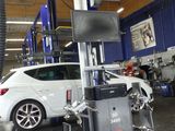 une voiture sur laquelle travaille un mécanicien dans un garage