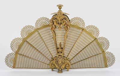 un éventail ancien doré, orné de motifs complexes sur un fond blanc