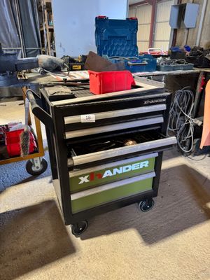 une image d'un établi dans un garage