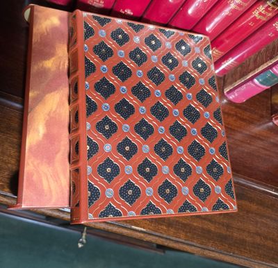 un livre posé sur une table