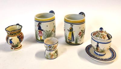quatre types différents de vases et de tasses sur la table