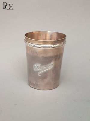 une coupe en argent posée sur une table