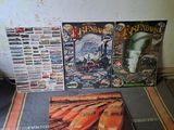 plein de jeux posés sur une table recouverte d'une couverture