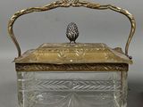 paire de boîtes en argent et en verre surmontées d'un oiseau