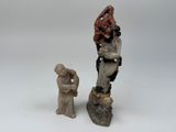 deux figurines représentant un homme et une femme sur un rocher