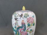 une image représentant un vase blanc orné d'un oiseau et de fleurs