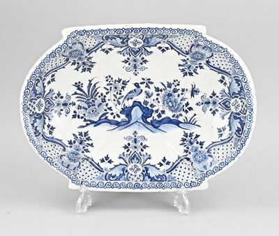 assiette bleue et blanche ornée d'oiseaux et de fleurs