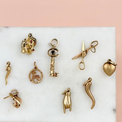 de nombreux types de bijoux en or exposés sur un plateau de marbre