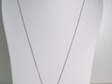 gros plan d'un collier sur un mannequin sur fond blanc