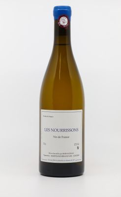 la bouteille de vin blanc est posée sur une surface blanche