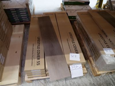 Des caisses en bois sont empilées les unes sur les autres dans un entrepôt