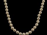 un collier de perles sur fond noir