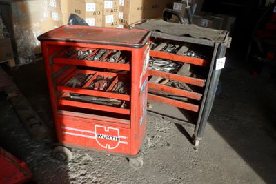 2 servantes dont une de marque WURTH avec clés et divers - Photo 1