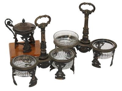 un ensemble d'objets anciens posés sur une table