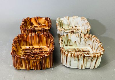 deux types de poteries posés sur une table