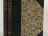 deux livres posés l'un à côté de l'autre sur une table blanche