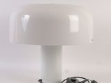 une photo d'une lampe de table blanche dont le cordon est branché