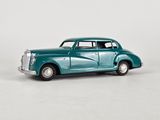 un ancien modèle de voiture bleue posée sur une surface blanche