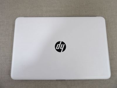 L'ordinateur portable est blanc et porte un logo HP noir.