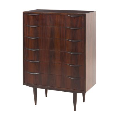 La commode est en bois et comporte cinq tiroirs.