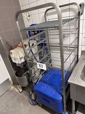 une étagère métallique avec un bac bleu au milieu d'une cuisine