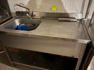 un évier de cuisine dans lequel se trouve un récipient bleu
