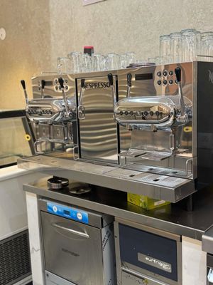 un comptoir sur lequel sont alignées plusieurs machines à café
