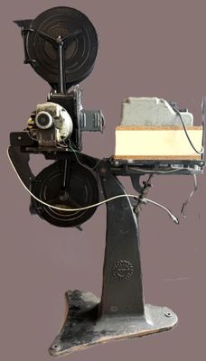 une vieille machine à coudre sur laquelle est posé un livre