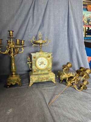 trois types d'horloges différents posés sur la table