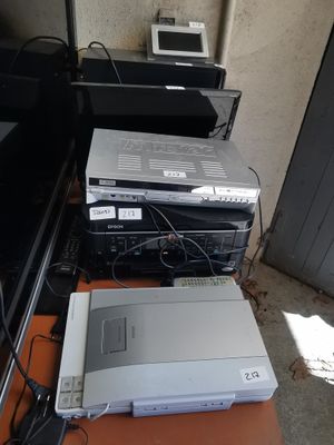 tout un tas d'appareils électroniques posés sur une table
