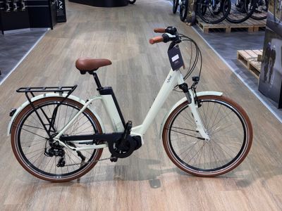 un vélo posé par terre dans un magasin