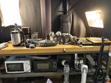 une table sur laquelle sont posés différents objets