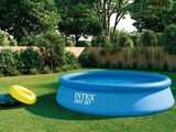 une piscine gonflable avec un frisbee jaune à côté