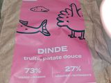 un sac de nourriture posé sur une table