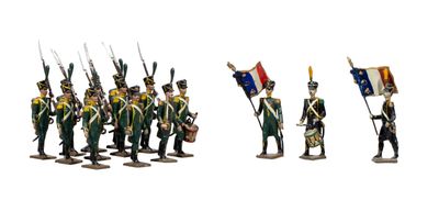 des petits soldats avec des drapeaux et des uniformes, alignés en rang