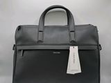un gros plan sur un sac noir muni d'une étiquette