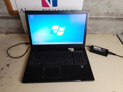 un ordinateur portable posé sur une table
