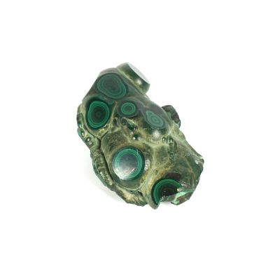 une image montrant un gros plan d'une bague ornée d'yeux verts