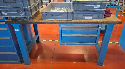 une table sur laquelle sont posés plusieurs cartons