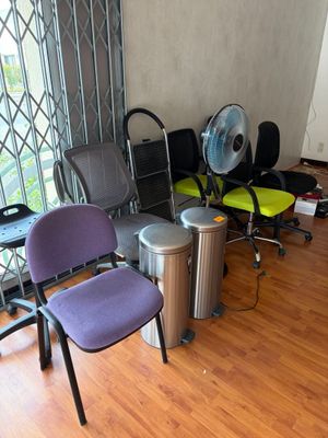 plusieurs chaises et une poubelle dans une pièce