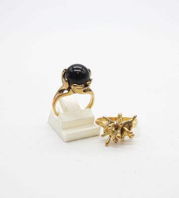 l'image d'une bague en or ornée d'une pierre noire
