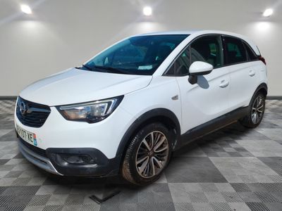 une voiture blanche est garée dans une pièce au sol à carreaux