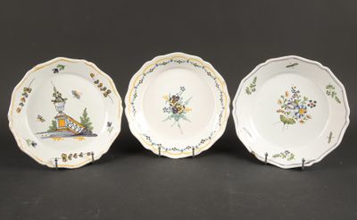 trois assiettes ornées d'oiseaux et de fleurs, posées sur une table