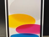 une boîte blanche avec un autocollant jaune, posée sur une table