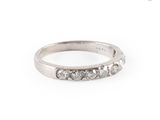 gros plan d'une bague en diamant sur fond blanc