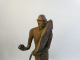 statue d'un homme avec un oiseau sur l'épaule