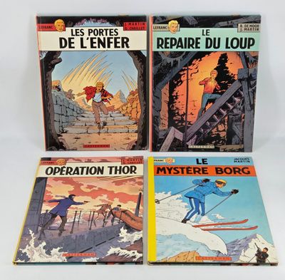 trois livres posés sur une surface blanche, avec une photo d'un homme à skis et d'un homme en snowboard