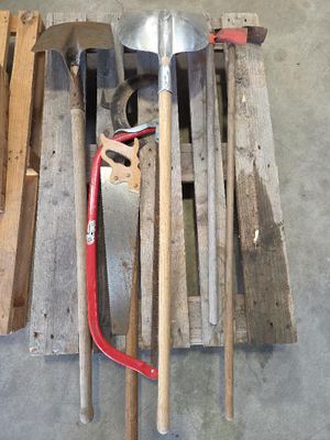 un tas d'outils posé sur une palette en bois