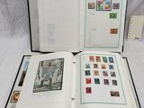 un livre ouvert, orné de timbres, posé sur une surface blanche